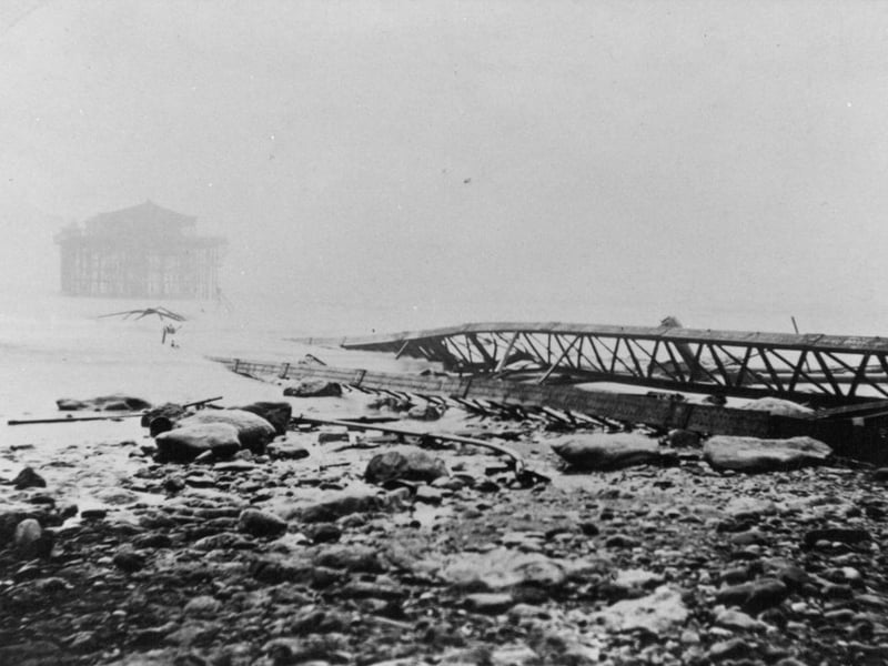 A violent storm on January 7 1905 destroyed the whole structure leaving the pavilion isolated.