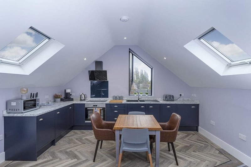 This luxurious loft flat is located in the heart of Wakefield, on the top floor of a newly-renovated Victorian house. As well as space for up to four guests, the host provides a washing machine, towels, bed sheets and linen, heating, a TV and a dedicated workspace.