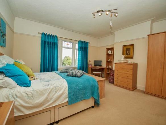 An example of the other double bedrooms.