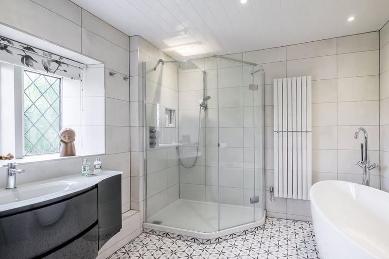 A light and spacious luxury bathroom