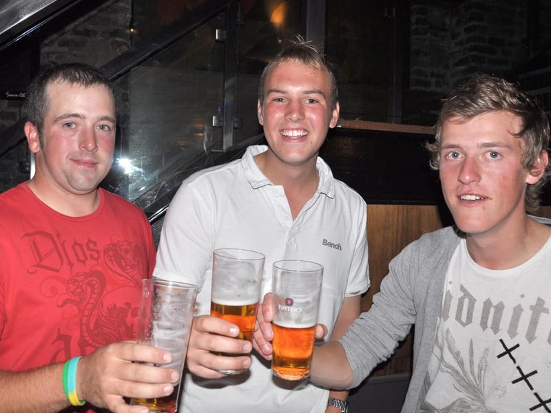 Robin, Jake, Mickey having drinks in Blue Lounge.