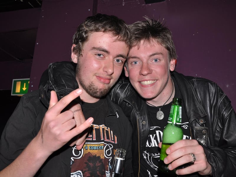 Phillip and Daniel get some drinks in Vivas.