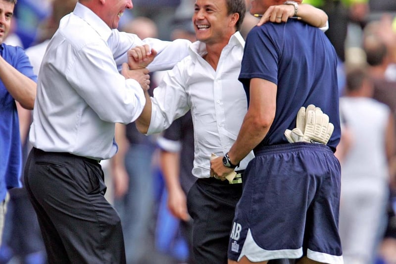 Dennis Wise (centre) celebrates at the final whistle.