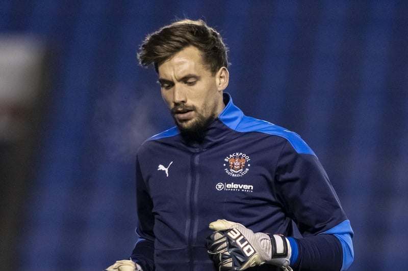 Goalkeeper Sam Walker, released by Reading, has signed a two-year contract at Kilmarnock. (Berkshire Live)
