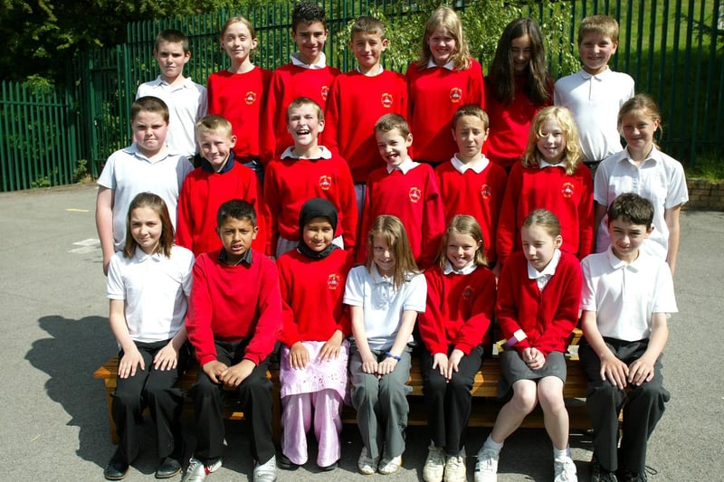 School leavers at Ferney Lee Primary School, Todmorden in 2005.
