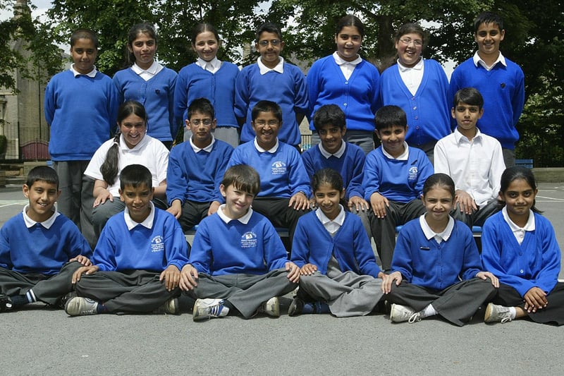 Parkinson Lane Community Primary School year 6 school leavers, Mr Horsfield's class in 2005.