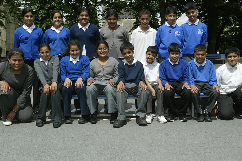 Parkinson Lane Community Primary School year 6 school leavers, Miss Logan's class in 2005.