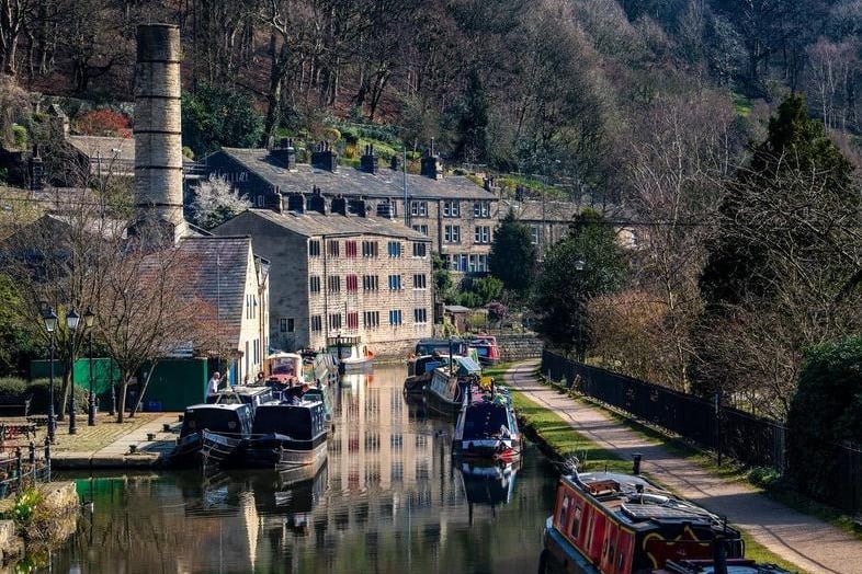 On some days, especially when sunny, the canal may be a little congested but time it right and you can have a peaceful walk. Rochdale Canal passes through Luddenden Foot, Mytholmroyd, Hebden Bridge, Todmorden and Walsden