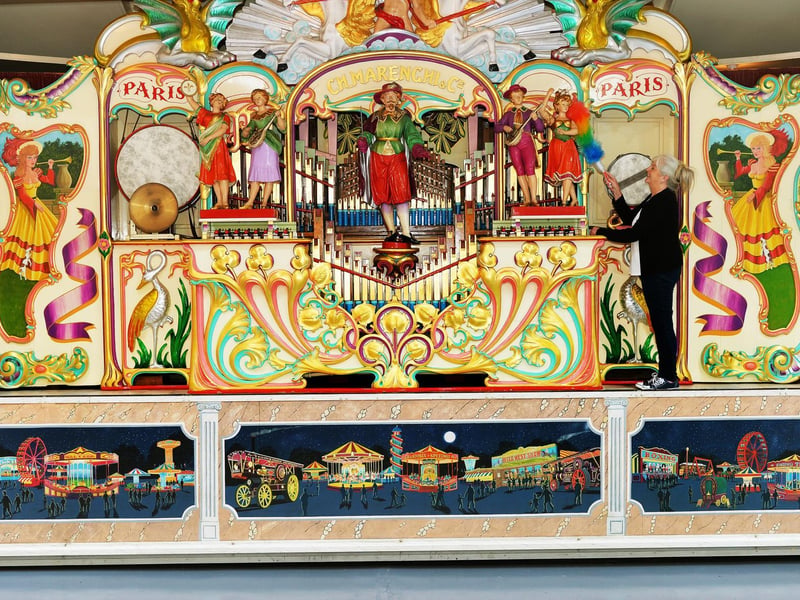 This quirky attraction is home to a large collection of vintage cars, steam engines, fairground rides and mechanical organs. You have the chance to try out the bumper cars, gallopers and speedway.