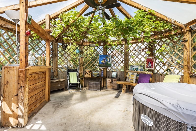 A lovely spacoius sun and garden room to relax or entertain in,