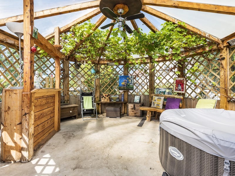 A lovely spacoius sun and garden room to relax or entertain in,