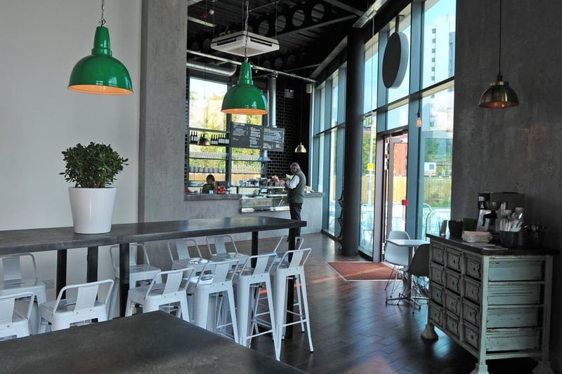 Located in Wellington Place in the city centre’s financial district, this light and modern coffee shop is a popular working space and doubles up as a bar in the evenings. Soya milk, flavoured syrups and extra milk are available free of charge.