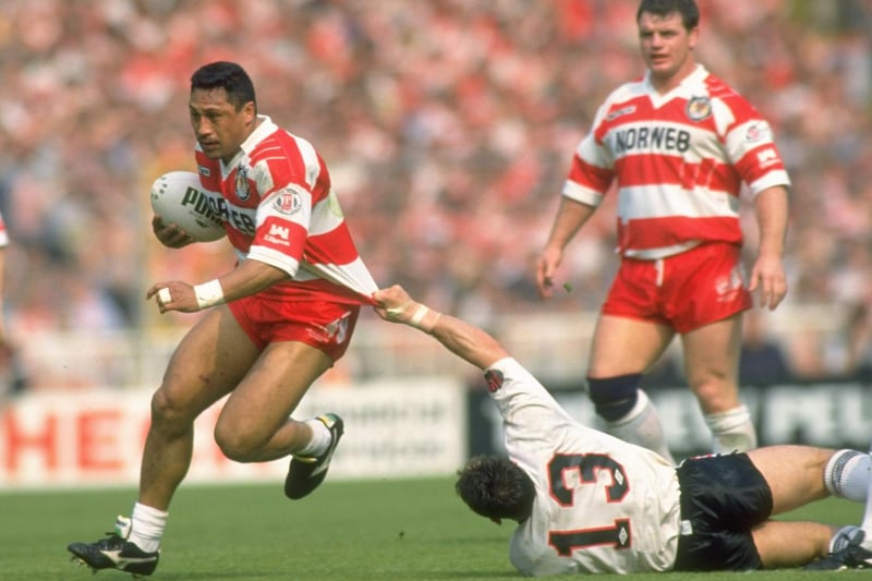 1 May 1993:  John Hulmes of Widnes holds onto Sam Panapa of Wigan during the Challenge Cup final at Wembley Stadium in London.