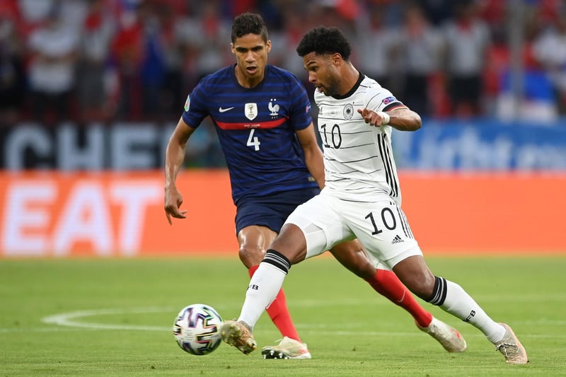 Real Madrid's France centre-back Raphael Varane, 28, is keen for a move to Manchester United to be completed within the next few days. [AS - in Spanish]