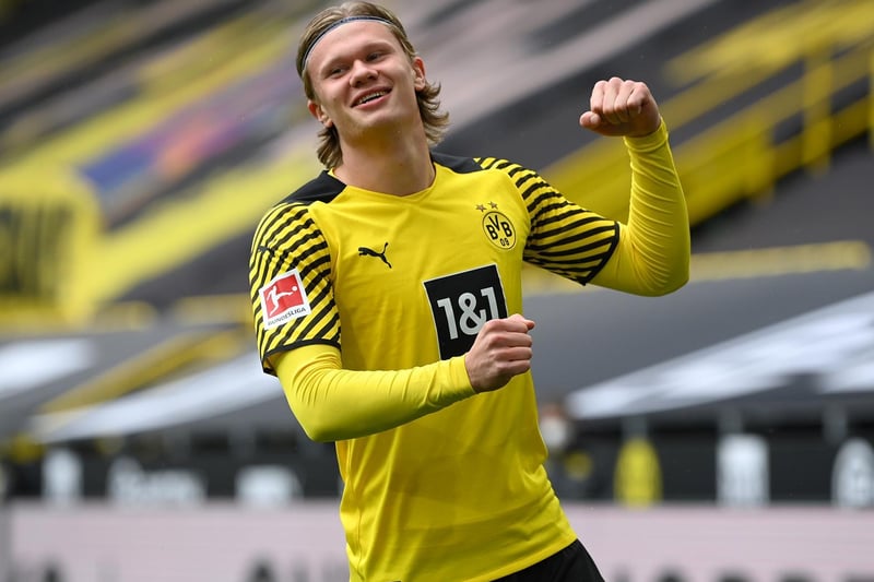 Champions League winners Chelsea are considering a bid of around £135m to bring Borussia Dortmund and Norway striker Erling Braut Haaland, 20, to the Premier League. [90 min]