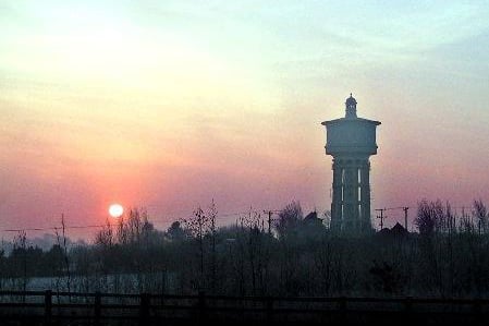 The early morning sun rises over the Yorkshire Water reservoir at Gawthorpe, West Yorkshire today, Friday 4th January 2001 as cold temperatures continue across the county. The water tower over looks the landscape of Gawthorpe, Ossett and surrounding areas.
