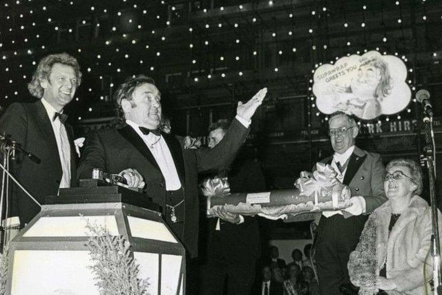 Lancashire funnyman Les Dawson steps up to the plate in 1986