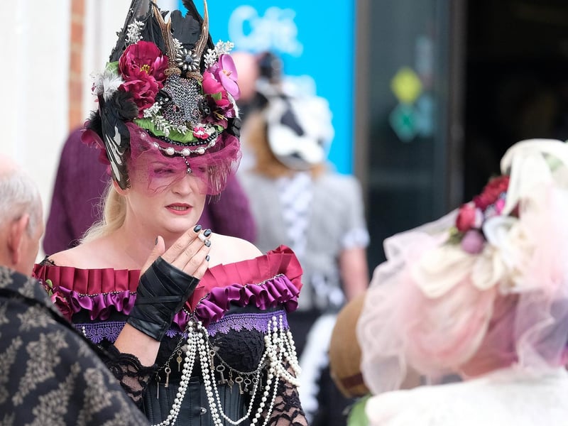 More elegant costumes.
213384h