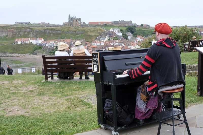 Piano solo with a view!
213384s