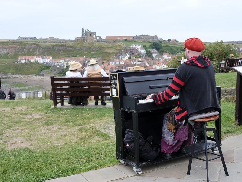 Piano solo with a view!
213384s