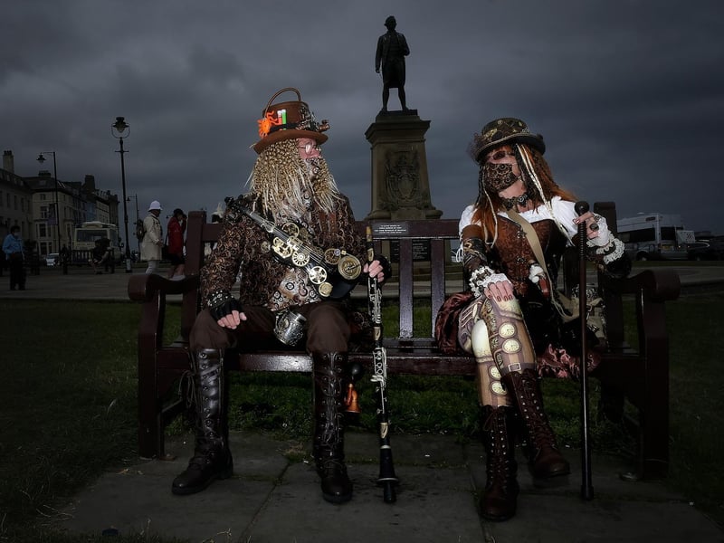 Steampunks having a chat near the Cook statue.
213384z