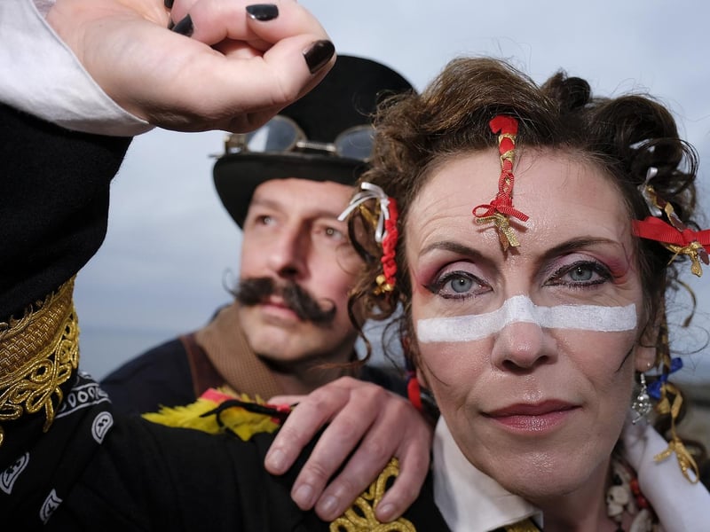 An Adam Ant look-a-like!
213384r