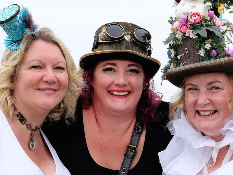 Some stylish hats.
213384e