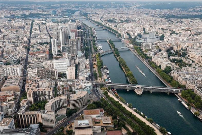 What you might think it means: A river in Paris. What it actually means: You. Hows thissen?
