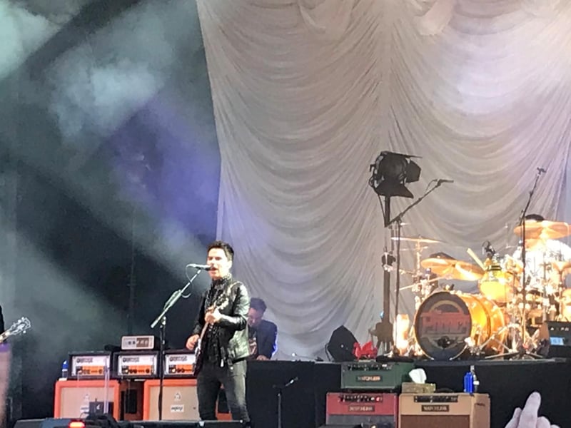 The setlist (follow the captions to see it all): C'est La Vie, I Wanna Get Lost With You, The Bartender and the Thief ...