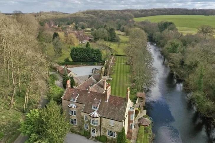 This spectacular Grade II Listed 5 bed detached house in North Yorkshire is located on the banks of the River Nidd. With 4.92 acres of magnificent grounds to explore as well as benefits of private boating and fishing rights, this property is perfect for someone looking to make an investment.
POA