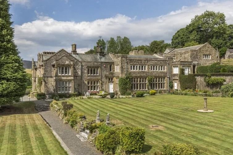 A beautifully positioned country house of generous proportions, taking full advantage of its delightful setting in the Yorkshire Dales National Park. Five/six-bedroom main house with four reception rooms, and integral indoor swimming pool.
£2,150,000
