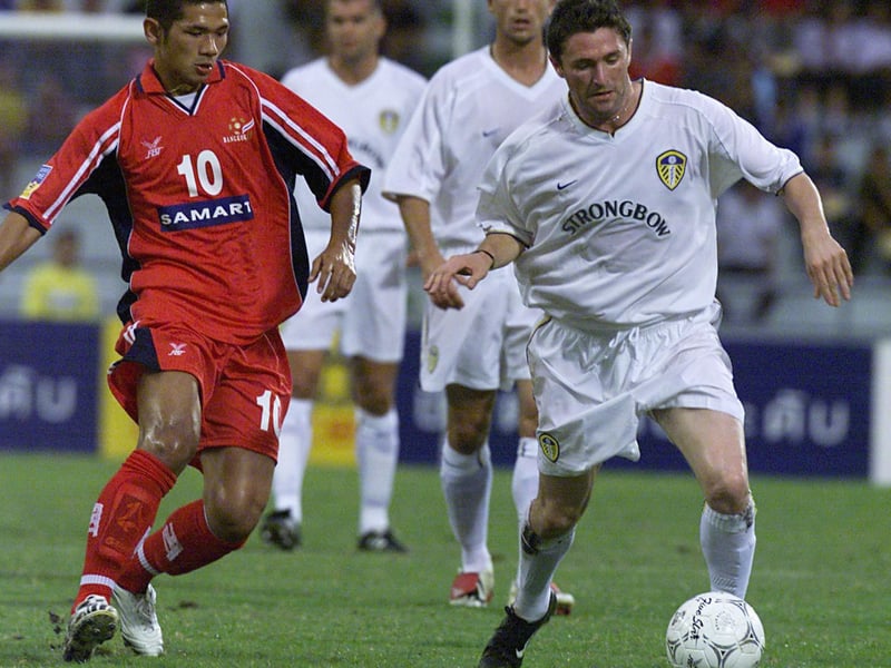 Robbie Keane is pursued by N. Vachiraban.