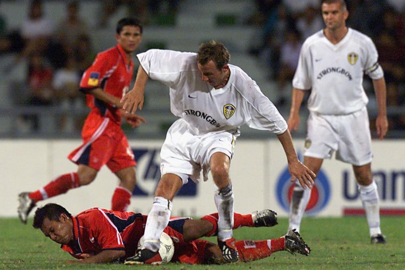 Lee Bowyer clashes with K.Phuangprakob.