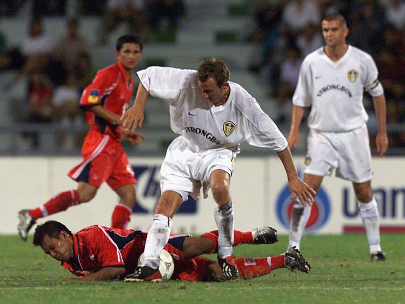 Lee Bowyer clashes with K.Phuangprakob.