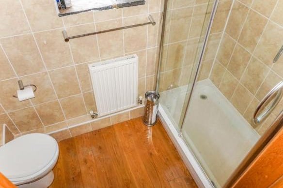 This room benefits from an en-suite shower room.