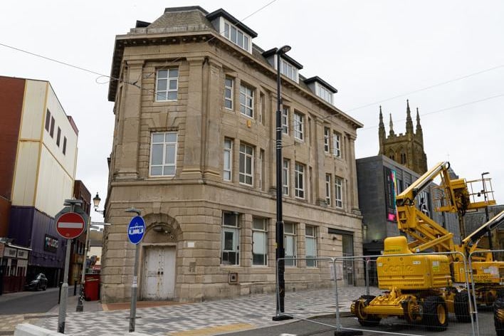 The former Royal Bank of Scotland branch at Talbot Square has planning for a bar and restaurant and is available for lease options with Duxburys