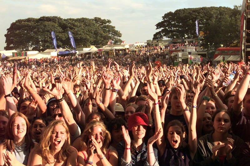 The crowd cheer as the Fun Lovin' Criminals walk out on stage in August 1999.