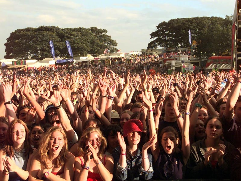 The crowd cheer as the Fun Lovin' Criminals walk out on stage in August 1999.
