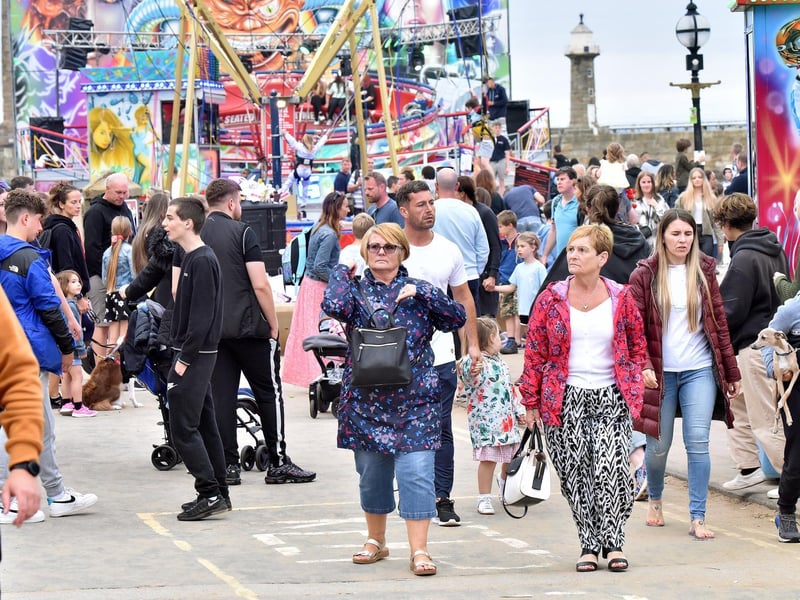 Crowds on Pier Road on Regatta Monday.
214001t