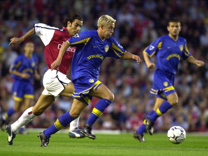 Alan Smith races head of Arsenal's Robert Pires.