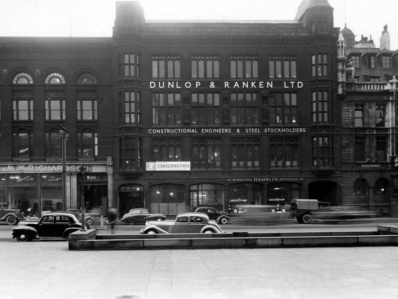 The Headrow in November 1952 showing W. Richardson (furnisher) Ltd.; number 147, City Of Leeds Conservative Association and, above, Dunlop & Ranken (engineers)