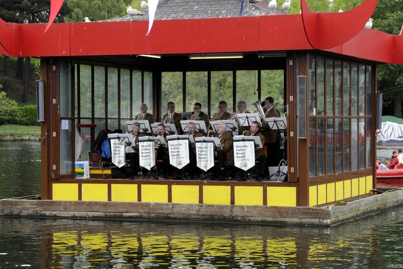 A free concert will take place on Sunday afternoon from 2.30 to 4pm when Simply Brass take to the floating stage.