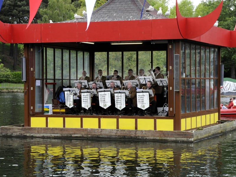 A free concert will take place on Sunday afternoon from 2.30 to 4pm when Simply Brass take to the floating stage.