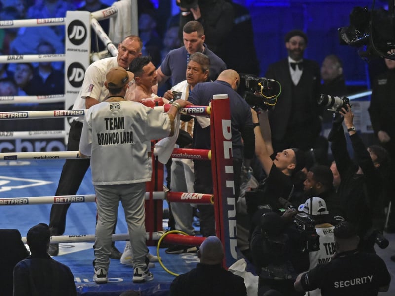 The fight was stopped after Lara received a cut after a combination of a head clash and fast hands in the second round.
