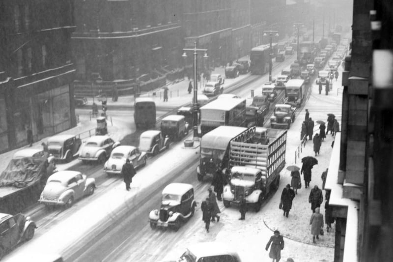 Traffic congestion on The Headrow in January 1952.