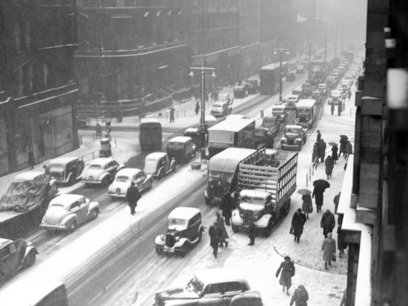 Traffic congestion on The Headrow in January 1952.
