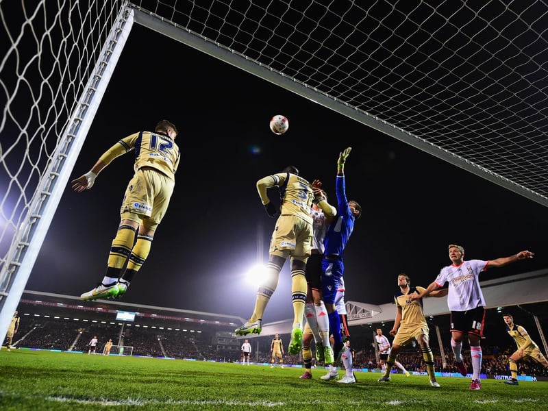 Sol Bamba and goalkeeper Marco Silvestri defend their goal.