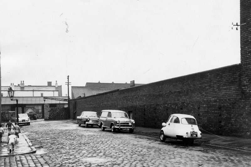 Flint Place in July 1964. On the left is to the Al-Transport (Leeds) Ltd. To the right is the perimeter wall to the former Crown Bottle Works.