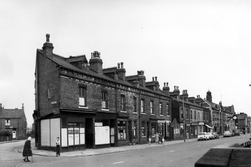 Dewsbury Road towards Hunslet Hall Road in August 1964.