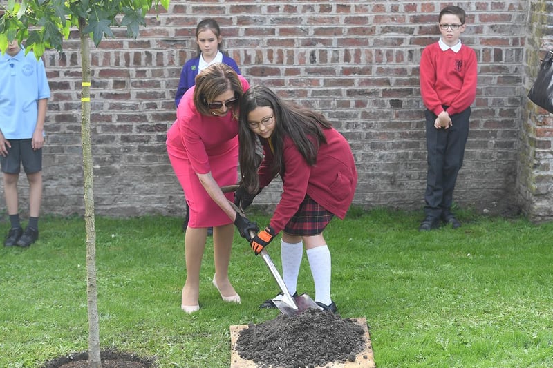 Nancy Pelosi, Speaker of the US House of Representatives, plants a tree in the grounds of Astley Hall with a child from a local school.
Credit: ©UK Parliament/Jessica Taylor